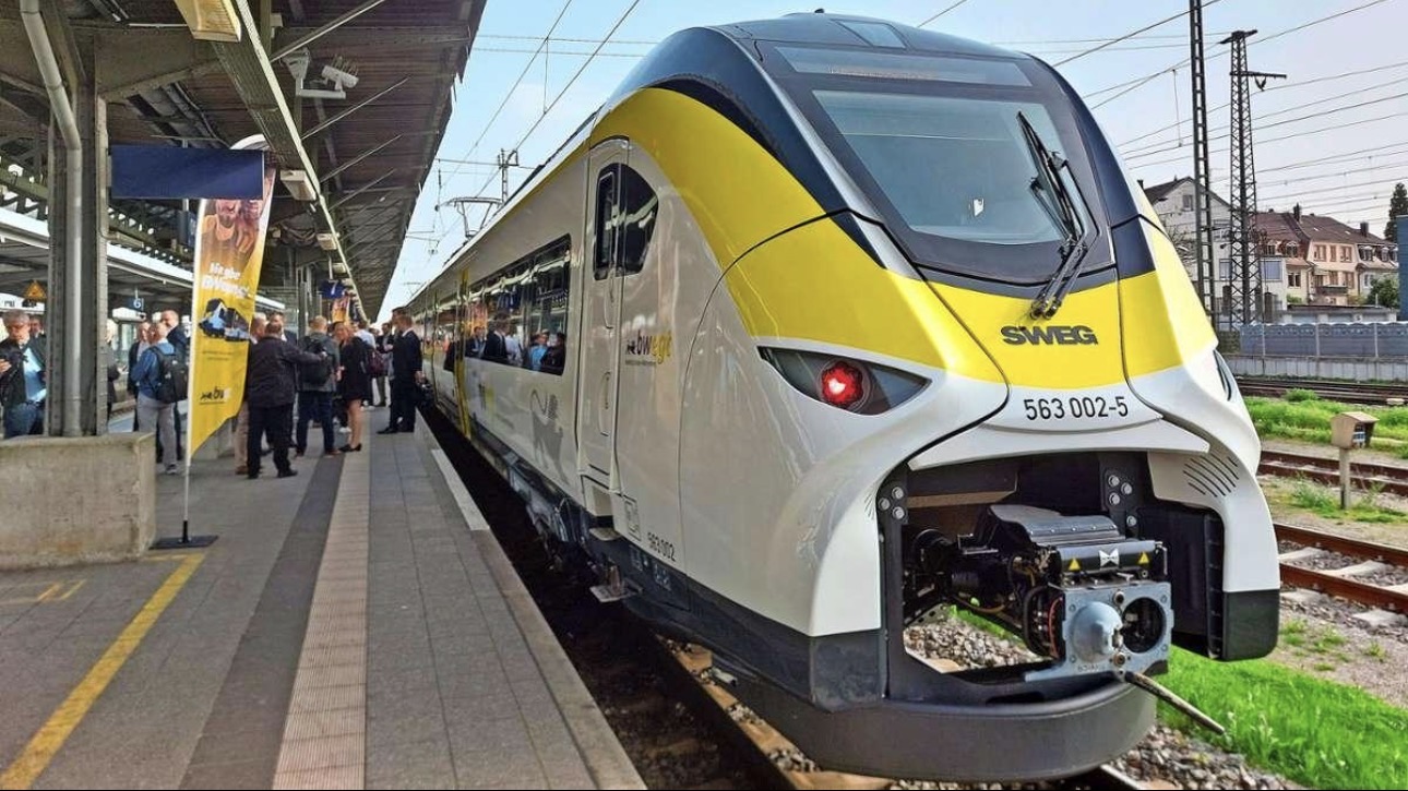 Siemens Mireo Plus B battery-electric unit 563 002-5 in SWEG livery at a platform in Germany's Ortenau region